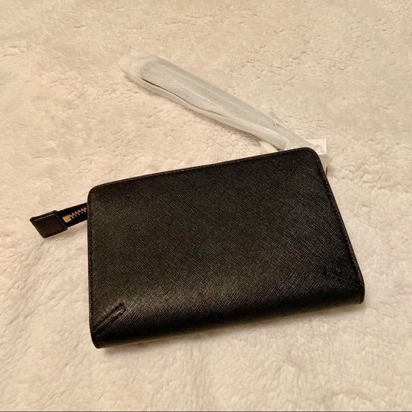 ✅SOLD ✅Tory Burch Robinson Saffiano Wristlet - Picture 3 of 8